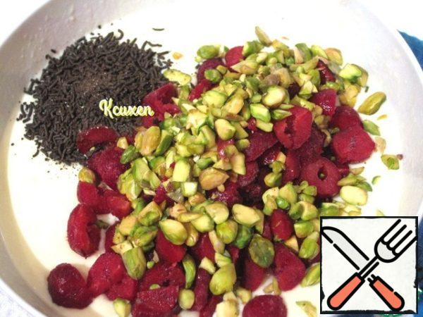 Quickly mix the cherries for ice cream, pistachios and half of the grated chocolate.
