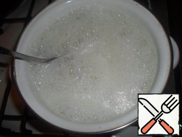 Sugar fill with water. Put the saucepan on the stove, bring to a boil and in this state keep 3 minutes stirring constantly. (Boil on low heat).