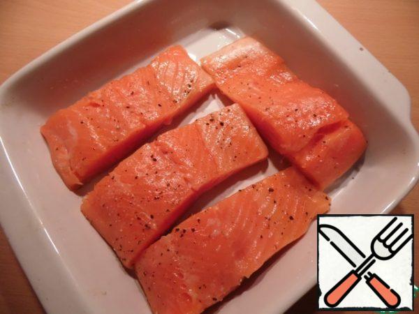 Cut the fish into portions, sprinkle with lemon juice, salt, pepper, put in a heat-resistant mold, greased with vegetable oil.
