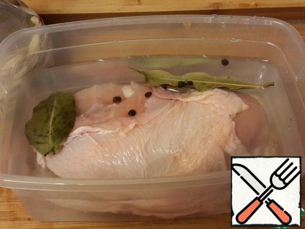 Boil all the brine,
cool and put the chicken fillet in the cooled brine for 12 hours.
