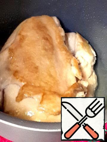 Remove the chicken from the brine and dry it with a napkin.
In a non-stick saucepan fry it on a hot fire on all sides, pour a mixture of teriyaki and sugar and cook, turning until the sugar begins to caramelize.
Try to turn the chicken fillet often to make it covered with caramel crust on all sides.