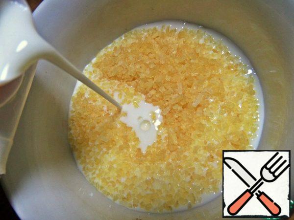 Gelatin soaked in milk at room temperature, leave to swell. Then put the Cup with gelatin in a bowl of water and warm, stirring until the gelatin granules dissolve.