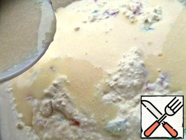 Now pour in the gelatin dissolved in a water bath in milk.
Before that, let it cool down a little.

