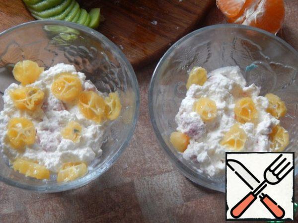 Spread a layer of cream on the cream, cut the kumquat on top.
