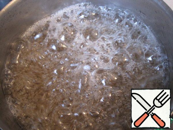The sugar and water combine and boil for approximately 20 minutes on medium heat until the emergence of large bubbles, but not digestible.