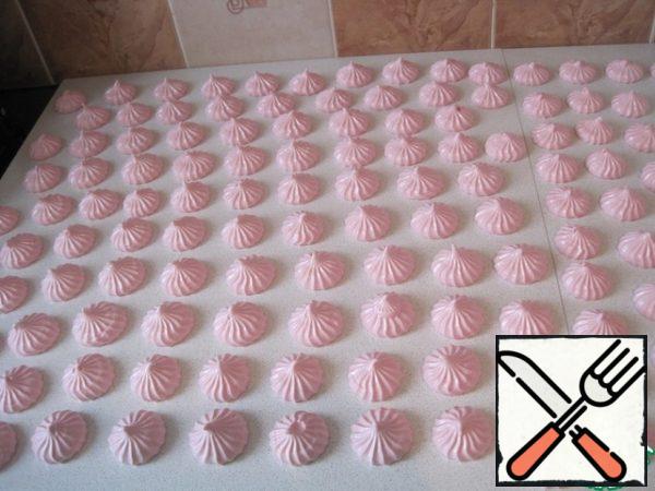 Make it with a pastry bag and a nozzle. Leave to lie down and freeze for 20 minutes.
