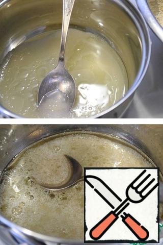 In a saucepan pour sugar, pour oil and water. Bring the mixture to a boil with constant stirring and boil (over medium heat) until the sugar dissolves completely. Remove the mixture from the heat and allow to cool for 10-15 minutes.