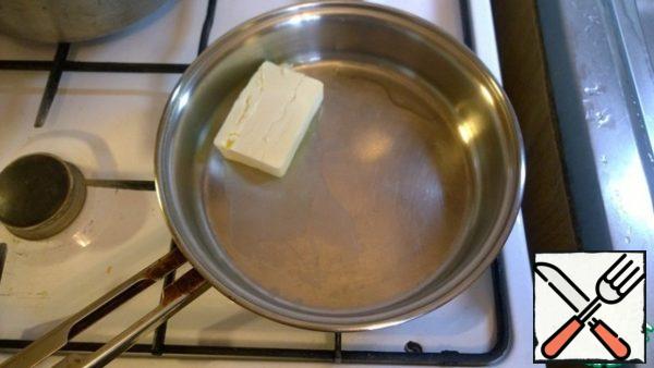 Melt about 50 grams of butter.
Specially buy a large briquette and from time to time use it for frying, flavoring porridge.The refined French cuisine is built on butter: it absorbs all spices better than vegetable oil and transfers aromas to frying.
