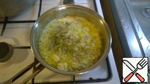 In hot oil add the onion and 3 cloves of flattened garlic (press flat with a knife).
Be sure to add salt and black pepper (!).Salt immediately. Give the opportunity to vegetables immediately acquire a rich taste.
