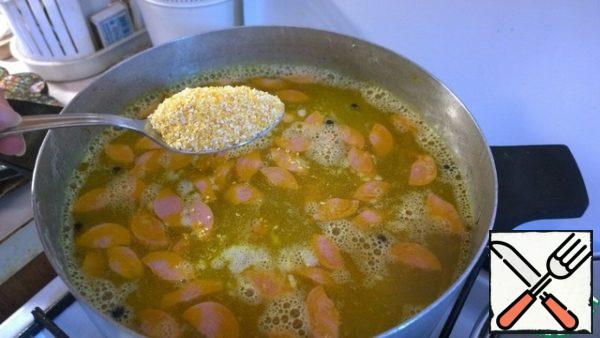 Add frying in a pot with ready peas (you can puree). It turns out quite liquid. Put about 4 tablespoons of corn grits.