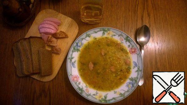 With the aroma of black bread pea soup with smoked meat and garlic reveals all its smells!
You can serve with a slice of ham, drip into a plate of fragrant oil (for example, unrefined sunflower).