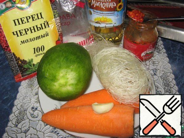 Prepare the products. Peel and wash the carrots, garlic and radish.