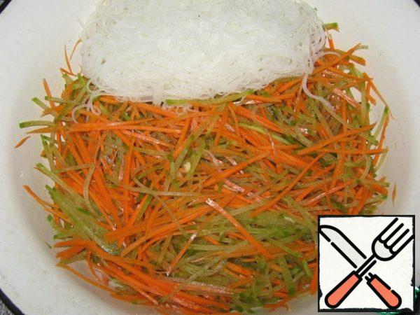 Mix carrots with radishes, add funchosa.
