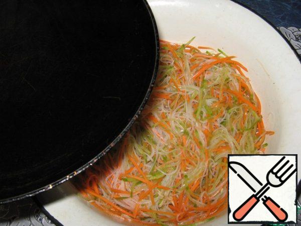 In a frying pan, heat the oil and water the salad.