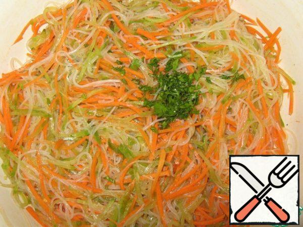 Add finely chopped herbs and mix. Refrigerate for 4 hours to infuse.
Carrot, funchosa and radish salad is ready!