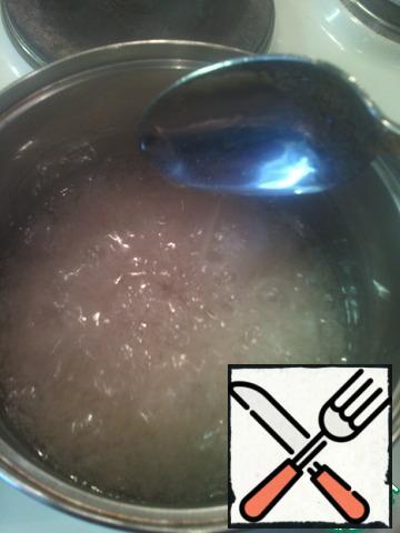 After 10 minutes, put agar-agar on the stove and stirring constantly bring to a boil. Then add sugar 400 gr. and constantly stirring to bring to a boil and cook the syrup until the spoon is raised not stretch thread (about 5-7 minutes). Set it aside, let it cool down a bit.