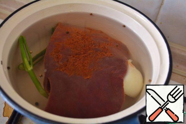 Peel the liver from the films and boil for 30 minutes in salted water (I usually add a few peas of pepper, onions and a few sprigs of greens.
