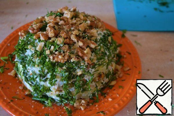 Coat our workpiece with mayonnaise and sprinkle with dill.
Top spread chopped walnuts.