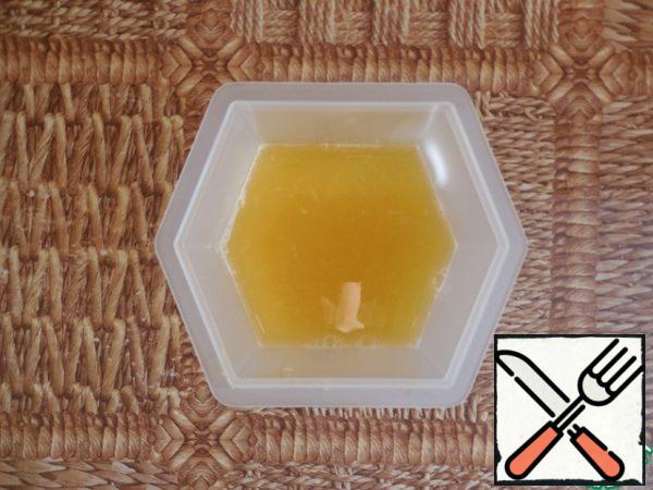 Squeeze the juice out of the orange.
