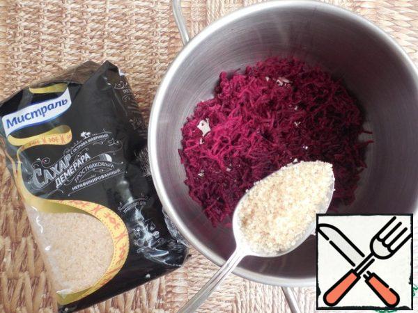 The remaining 2 layers are prepared according to the same scheme.
If the gelatin is ordinary, then pour 7 g of water and leave to swell for 40 minutes.
At this time, prepare the beets. It is necessary, like carrots, to grate it on a fine grater. Then add water, 1 liter of sugar and simmer over medium heat until soft.