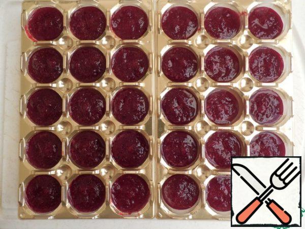 Chop the beets into puree and cool. Add 3 liters of orange juice, mix well. Melt the gelatin in a water bath and mix with mashed potatoes.
Fill the form with beetroot puree for another 1/3. Put it back in the refrigerator for 20 minutes.
