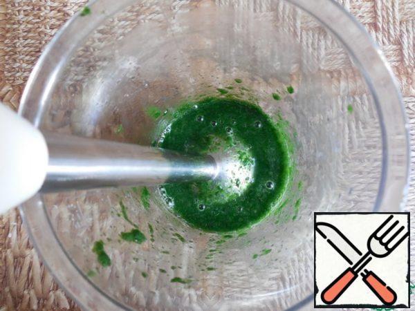Grind the spinach into a puree and cool. Add 3 liters of orange juice, mix well.