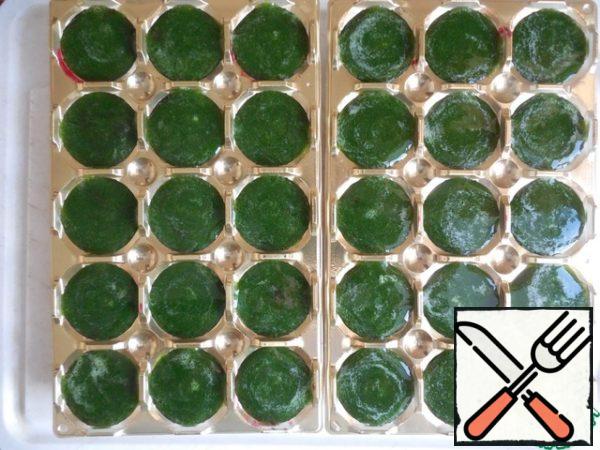 Melt the gelatin in a water bath and mix with mashed potatoes. Fill the molds with the spinach mixture to the end. Put it in the refrigerator to freeze for 30 minutes.
