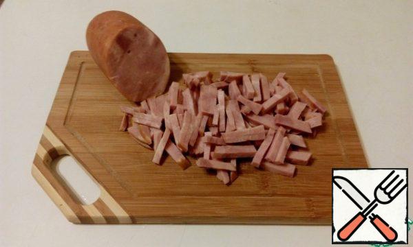 Cut the ham into strips.
