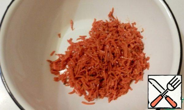 Carrots in Korean, if it is very long, cut and put in a bowl.