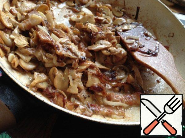 For filling:
Peel an onion (one large or two medium-sized ones) and cut into half rings, bacon into strips, and wash the mushrooms and cut into small slices.
First fry the onion, add just a pinch or two of sugar - for caramelization. Then add the bacon so it's just fried, and the mushrooms! Leave to fry for 5-7 minutes. At the end, add the cream, mix well, season with salt and pepper and remove from the stove. Let the filling cool down a little.

