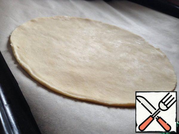 The dough is divided into 3 equal parts. On a floured working surface of each piece of dough roll out to a thickness of 0.5 cm and Then gently transfer to a baking tray lined with baking paper.