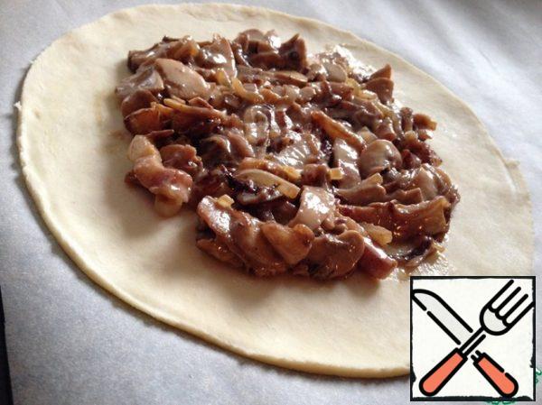 In the center of each biscuit, put the filling of bacon and mushrooms.
