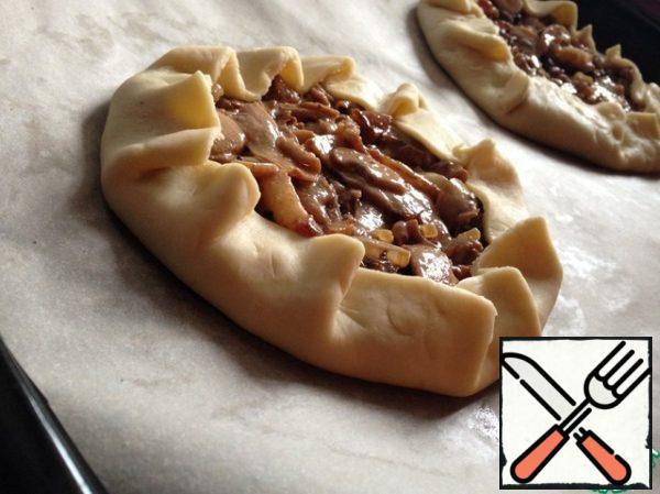 Form biscuits and grease the edges of the dough with egg yolk. Bake in a preheated oven at 180°C for 10 minutes.
