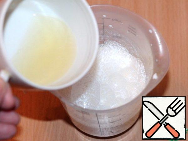 And add the warmed gelatin in a thin stream, mix.

