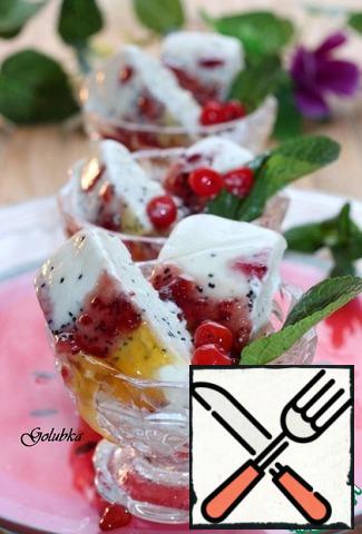 Remove the parfait from the moulds with the film.
Cut and decorate with fruit sauce, berries, mint leaves and serve parfait only chilled.