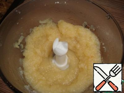 Apples remove from microwave before cool whip ( should be 250 grams. ready puree, but I not weigh, simply I take medium-size apples and all), add sugar 250 gr.
Leave to cool (puree should be cold).