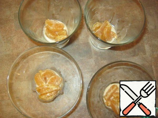 Spread tangerine slices on kremanku.