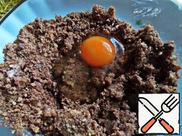 Beat the egg for the dough.
