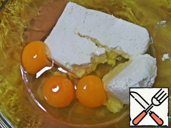 At this time, mix the filling. Beat the eggs into the curd mass or cream cheese box.
