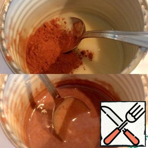Leave a little condensed milk at the bottom of the jar and add cocoa (1 tablespoon), mix - it will be icing-decoration for the cake.