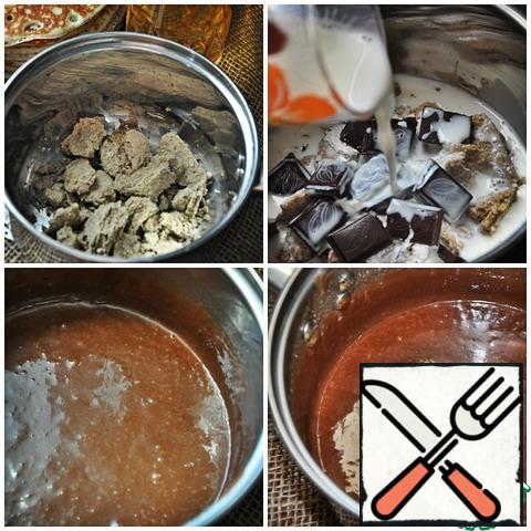 Mash the halva and send in a small saucepan or ladle. Add milk, chocolate, starch to a saucepan and put on a small fire. Boil the mixture until thick, and then punch it with a blender to get rid of possible lumps of halva or cocoa with starch. Add the butter and again run the blender.