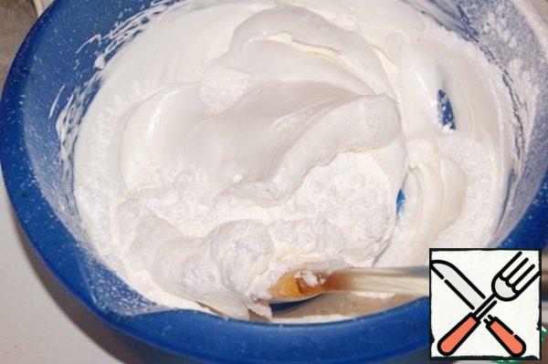 In three steps, enter the powder, stirring with a spatula by folding from bottom to top and in a circle.