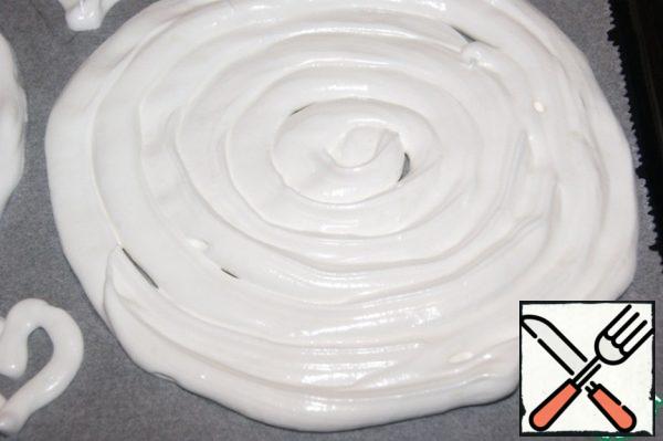 On a sheet of baking paper to draw two circles with a diameter of 18 cm With a cooking bag (syringe) starting from the center to transplant spiral disks. You can gently apply the meringue with a spatula.
Bake at a temperature of 120" With an hour and a half. I leave the oven a centimeter open. Focus on your oven.
Meringues should be perfectly dry and crunchy, it's good to keep up with the paper.
