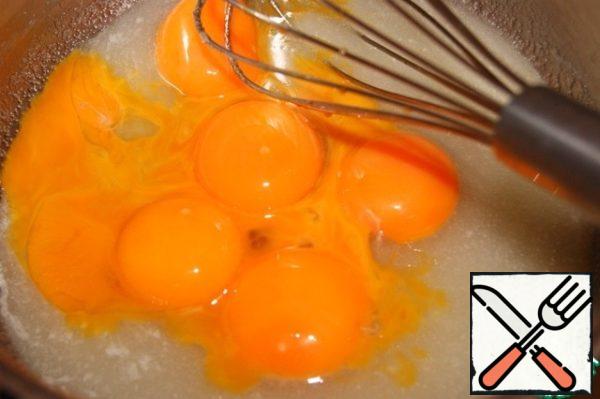 Parfait:
Put 150 g of sugar in a saucepan and heat with lemon juice, stirring constantly, until the sugar is completely dissolved. Cool. Add the egg yolks. Mix everything until smooth.
