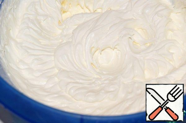 Whisk the cream to soft peaks and sprinkle with 3 tablespoons of powder.
