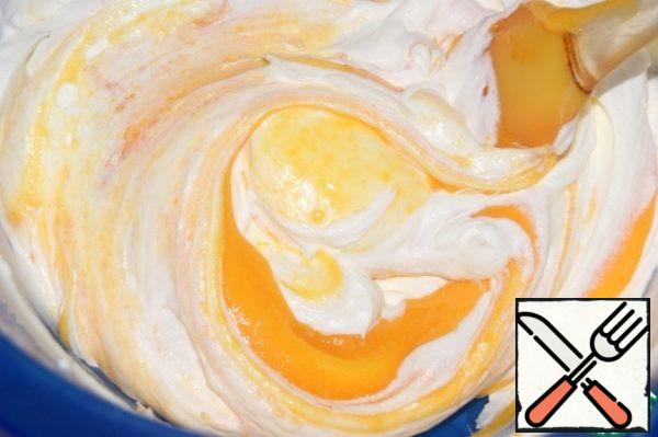 Enter the yolk mixture into them and mix with a spatula.