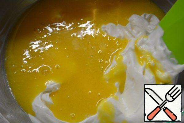 Whisk the cream until a stable foam forms. Add the yolk-mango puree and mix gently. Put this mixture in the freezer for 2-3 hours.
