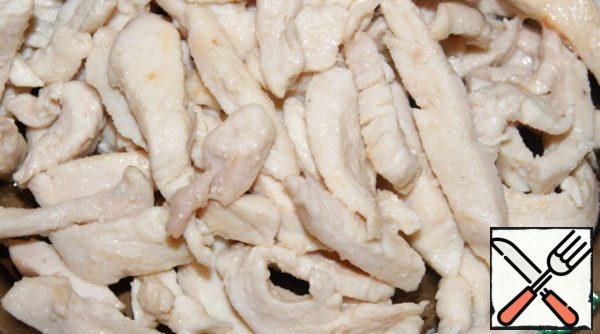 Julienne filling:
Frozen chicken fillet cut into thin strips.
Quickly fry in preheated oil and transfer to a plate with a slotted spoon.