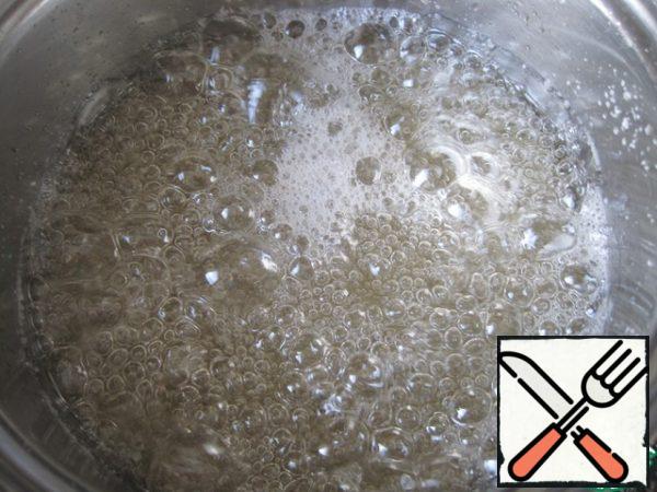 Water with sugar mix, put on the stove and boil for 15 minutes until large bubbles.