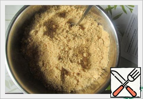 Now turn everything into a fairly homogeneous mass.
Pour the mass into a bowl and mix with a spoon, kneading the clumped halva particles.